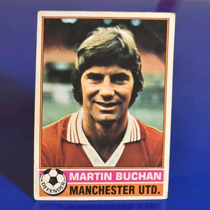 TOPPS FOOTBALL RED BACK 1977-#320 MANCHESTER UNITED Martin Buchan