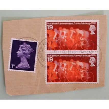 GB 1970 Commonwealth Games 1s9d vertical pair on paper with 3d stamp