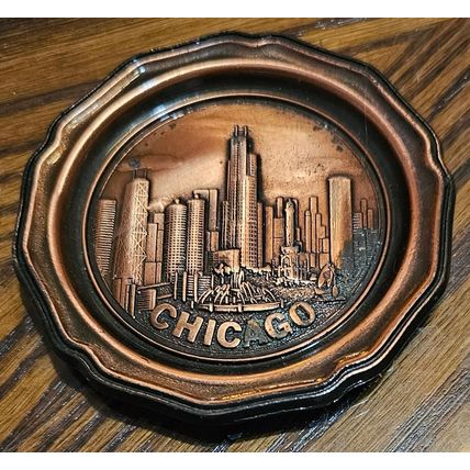 VINTAGE METAL BRASS ROUND COMMENORATIVE CHICAGO SKYLINE EMBOSSED 3" COASTER
