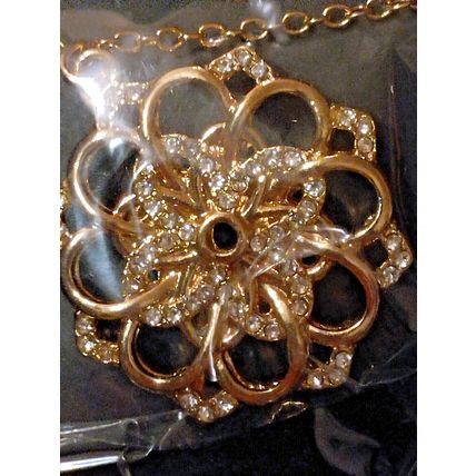Avon 2019 Garden Party Flower Necklace Gold Tone Floral Pendant Spring NIB