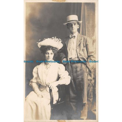 R136981 Woman. Man. Hat. Old Photography. Postcard. Albert Dumas