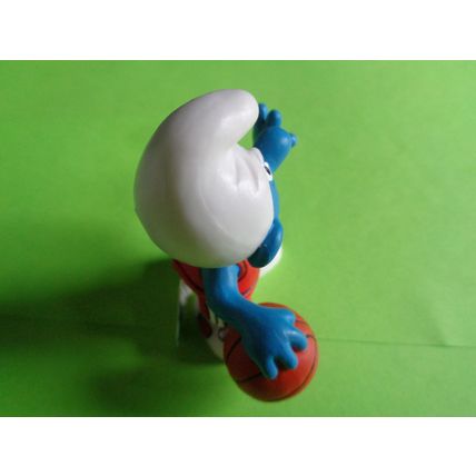 Basketball smurf with number seven on his top