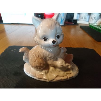 Cat figurine with fish