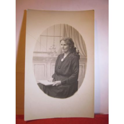 UNKNOWN LADY antique photograph postcard by Gordon Studios, Chelsea, London . #
