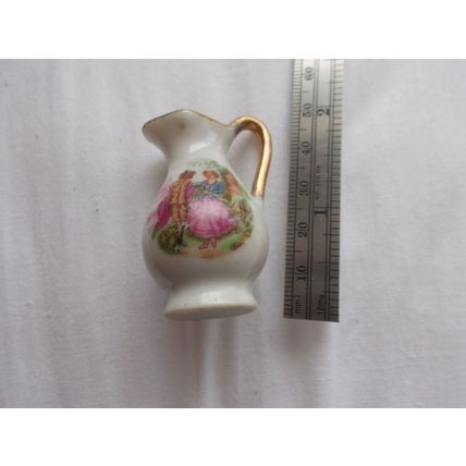 JUG / CERAMIC MINITURE DEPICTING TWO LOVERS (03/02) # # #