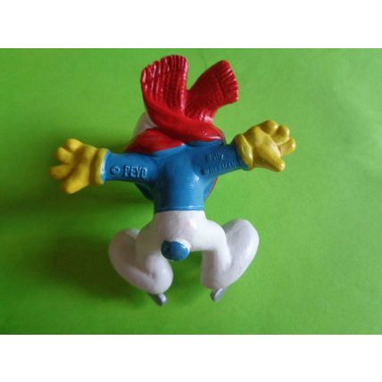 Clumsy ice skating smurf