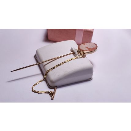 Vintage Bezel Cameo stick Pin and open box chain side safety 14Kt YG Italy#22232