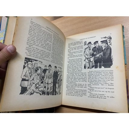 1973 "SUPREME BOOK FOR BOYS" ILLUSTRATED ANNUAL HARDBACK BOOK (P4)