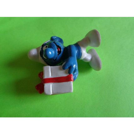 Smurf with white gift with red bow
