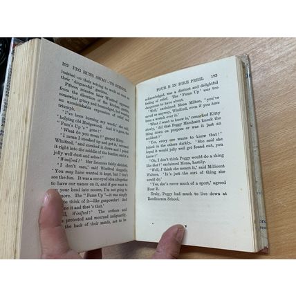RARE* 1933 NANCY HAYES "PEG RUNS AWAY TO SCHOOL" FICTION HARDBACK BOOK (P4)
