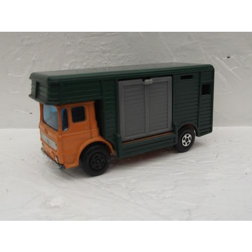 matchbox no.17 horse box (yellow/green) good condition