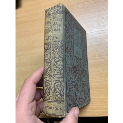 c1920s MAY WYNNE "THE GIRLS OF OLD GRANGE SCHOOL" FICTION HARDBACK BOOK (P3) AA