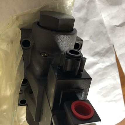 NEW PARKER D61VW011C1NYCF5,D1VHW004CNYCF5 HYDRAULIC VALVE,BR