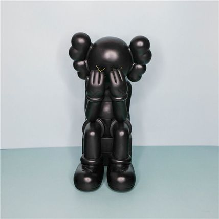 Trendy Doll Ornament – Stylish PVC Vinyl Collectible Figurine