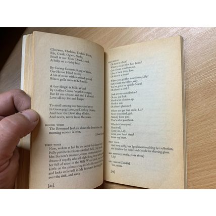 1979 DYLAN THOMAS "UNDER MILK WOOD" DRAMA PLAY FORMAT SMALL PAPERBACK BOOK (LL)