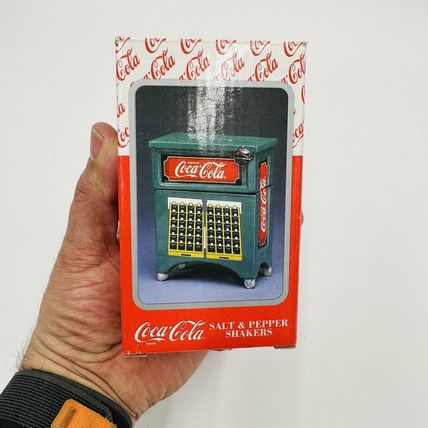 Coca-Cola Salt & Pepper Shaker Vending Machine Ceramic Vintage