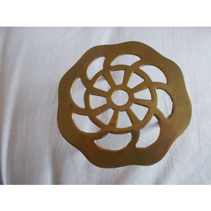 TRIVET / BRASS THREE LEGS (23/05)