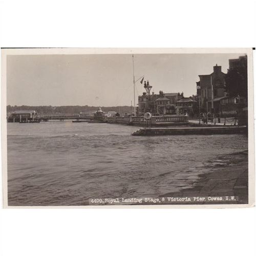 Royal Landing Stage & Victoria Pier Cowes. Isle of Wight Postcard(IOW71149)