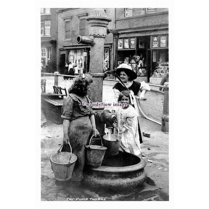 pu3020 - Yorks - Women collecting Water from the Pump in Thorne - print 6x4