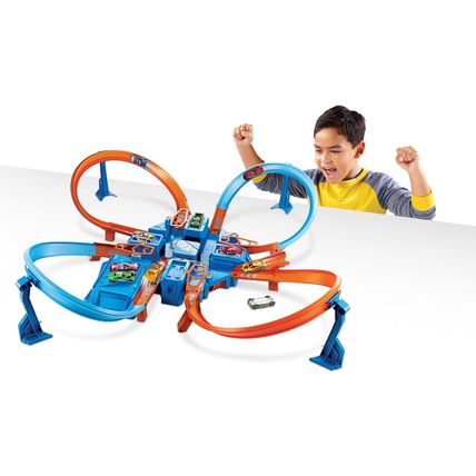 Hot Wheels Toy Car Track Set, Criss Cross Crash with 1:64 Scale Vehicle, Powered