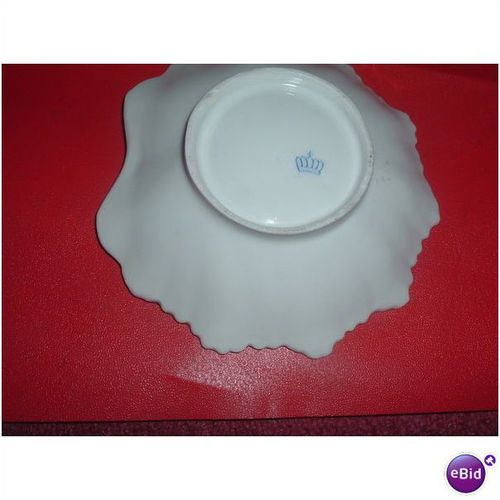 SHELL SHAPED POTTERY SERVING DISH (28/01)