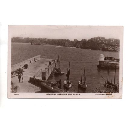 REAL PHOTO POSTCARD OF HARBOUR & CLIFFS NEWQUAY CORNWALL POSTED 1911 (2656)