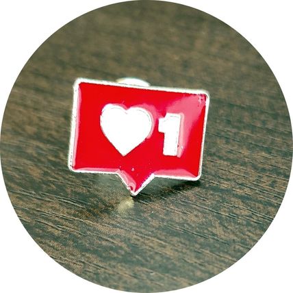 Love Number One Enamelled Pin Badge Metal Gift Collect 1.8 cm x 1.3 cm BA79