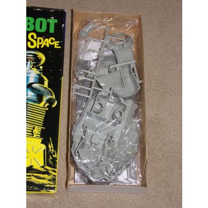 The Robot From Lost in Space Polar Lights Playing Mantis Plastic Model Kit