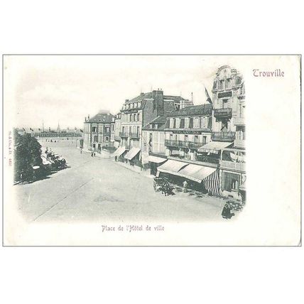 14 - Trouville - place de l'hôtel de ville