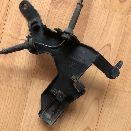 OEM Land Rover LR001056 LR2 Right Front Wheel ABS Sensor + Bracket LR001062