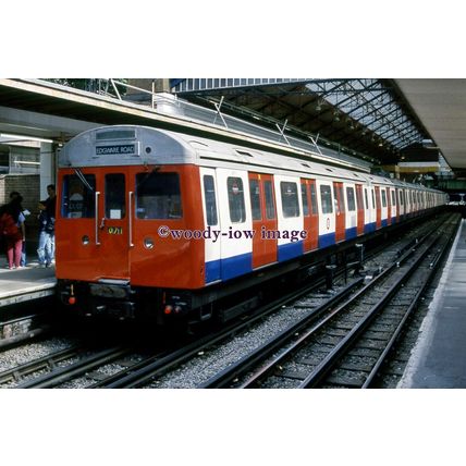 pu3201 - London Underground - Lt C69 Stock, Earls Court c1993 - photo 6x4