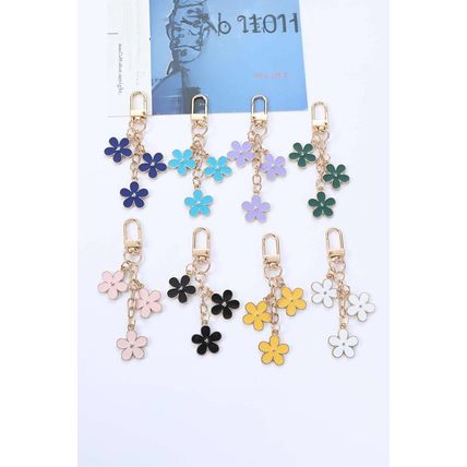 White Cute Flower Shape Ornament Key Buckle