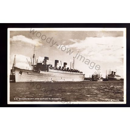 LS2714 - Cunard Liner - Queen Mary & Queen Elizabeth in Southampton - postcard