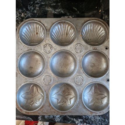 Vintage 1950's Bun Tin