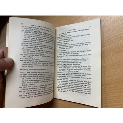 1975 "THE CAUCASIAN CHALK CIRCLE" BERTOLT BRECHT DRAMA PLAY PAPERBACK BOOK (P2)