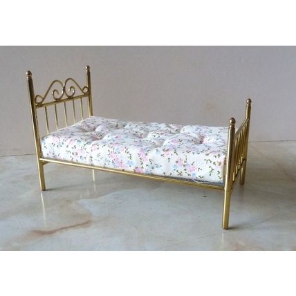MINIATURE 1:12 SCALE DOLLS HOUSE FURNITURE - BRASS EFFECT BEDSTEAD WITH MATTRESS