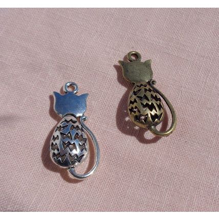 2 Cat Pendant Charms Double Sided 35x15mm Silver Brass Color 3D Filigree
