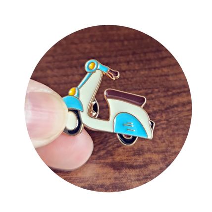 Mod Scooter Enamelled Pin Badge Brooch Metal in velvet bag 3.3 cm x 2.4 cm BA32