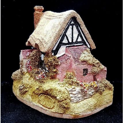 Lilliput Lane Magpie Cottage Thatched Vintage Ornament