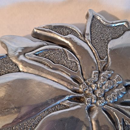 1984 TELEFLORA Cast Aluminum Hot Plate POINSETTIA TRIVET Christmas Flower Metal
