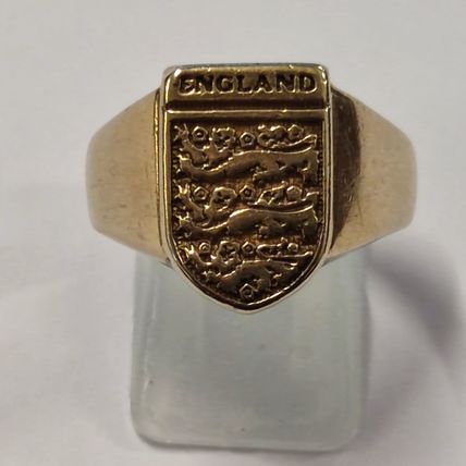 GOLD ENGLAND RING Three Lions Football ring Size S - T 8.3grams approx
