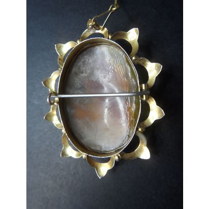 Antique Gold and Shell Beautiful Detail Cameo Brooch