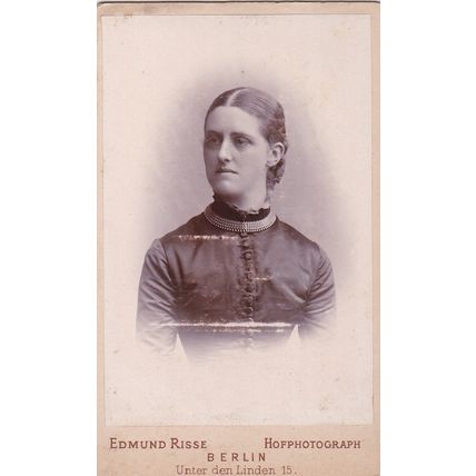 VICT. CDV PHOTO -LADY WITH CHUNKY NECKLACE BY EDMUND RISSE, BERLIN
