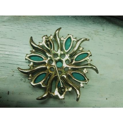 Vintage Monet Faux Turquoise and Pearl Gold Tone Sunburst Brooch Pin