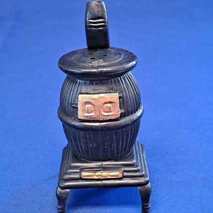 Vintage POT BELLY STOVE Salt & Pepper Shaker Set 3 3/4" Plastoc Wood Oven Spice