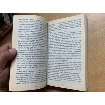 1997 BERNARD CORNWELL "ENEMY OF GOD" KING ARTHUR FICTION PAPERBACK BOOK (P3)