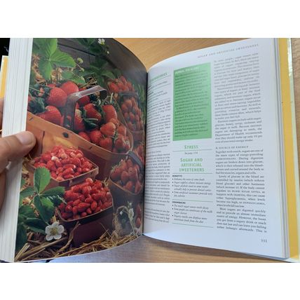 2001 "FOODS THAT HARM FOODS THAT HEAL" READERS DIGEST 1.4kg HARDBACK BOOK (P7)