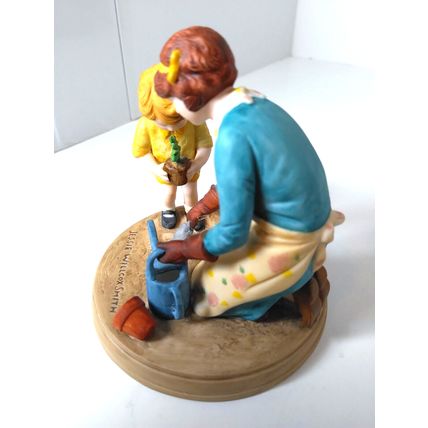 "Helping Mom" Figurine Good Housekeeping - Jessie Willcox Smith 1986 Porcelain