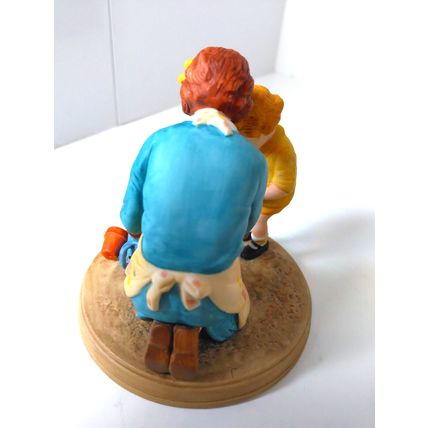 "Helping Mom" Figurine Good Housekeeping - Jessie Willcox Smith 1986 Porcelain