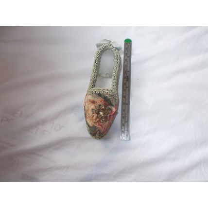 SHOE VINTAGE DECORATED ON FRONT AND ROUND SIDES (27/01)